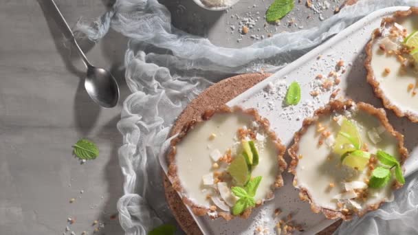 Crostate Vegane Alla Calce Con Cocco Grattugiato Arachidi Croccanti Torta — Video Stock