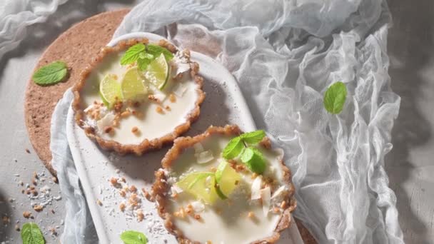 Crostate Vegane Alla Calce Con Cocco Grattugiato Arachidi Croccanti Torta — Video Stock