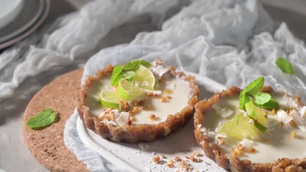 Tartas Veganas Lima Con Coco Rallado Cacahuetes Crujientes Pastel Cítricos — Vídeos de Stock