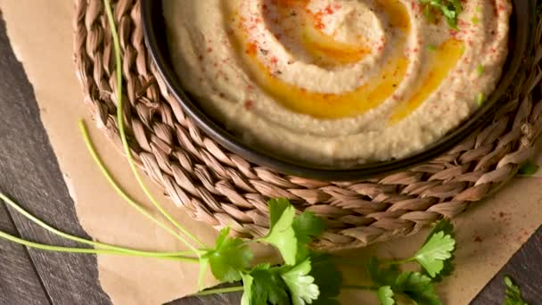 Hummus Delicioso Tigela Cerâmica Composição Lanche Colorido Fundo Madeira Preta — Vídeo de Stock