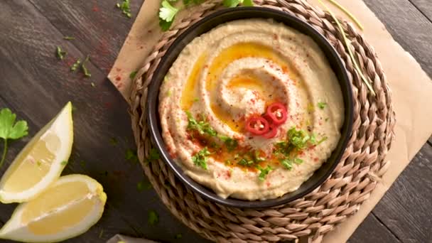 Köstlicher Hummus Keramikschüssel Bunte Snack Komposition Auf Schwarzem Holzhintergrund — Stockvideo