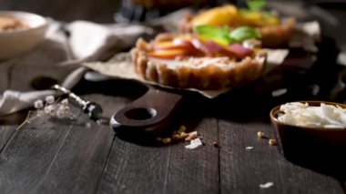 Hindistan cevizli ve fıstıklı şeftalili vejetaryen turta. Meyveli kek. Tarih, ceviz, badem ve fındık bazlı..