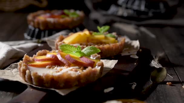 Tortas Veganas Durazno Con Coco Rallado Cacahuetes Crujientes Pastel Frutas — Vídeos de Stock