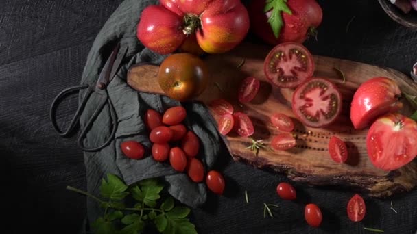 Grande Variété Tomates Sur Comptoir Cuisine Rustique Préparation Sauce Tomate — Video