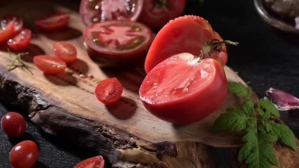 Große Auswahl Tomaten Auf Der Rustikalen Küchentheke Zubereitung Von Tomatensauce — Stockvideo