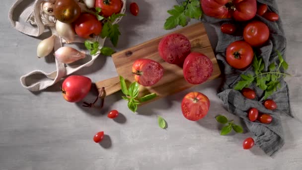Grande Varietà Pomodori Sul Bancone Della Cucina Rustica Preparazione Della — Video Stock