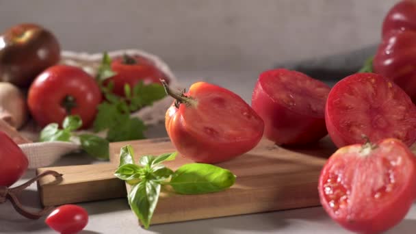 Große Auswahl Tomaten Auf Der Rustikalen Küchentheke Zubereitung Von Tomatensauce — Stockvideo