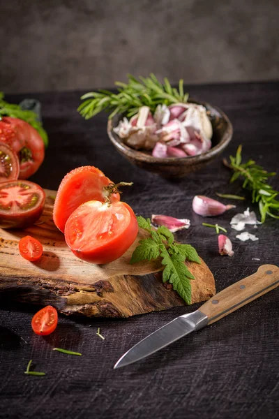 Große Auswahl Tomaten Auf Der Rustikalen Küchentheke Zubereitung Von Tomatensauce — Stockfoto