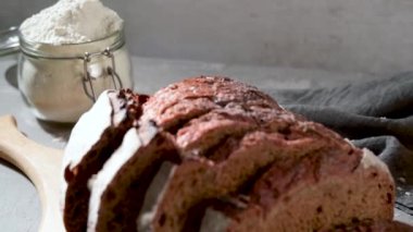 Ev yapımı pancar ekmeği dilimleri ve çıtır buğday ve çavdar ekmeği. Tahtada..