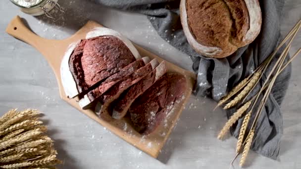 Hausgemachtes Rote Bete Brot Und Knuspriges Weizen Und Roggenbrot Auf — Stockvideo