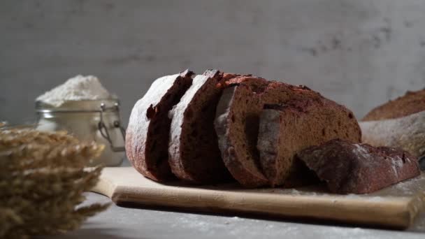 Hausgemachtes Rote Bete Brot Und Knuspriges Weizen Und Roggenbrot Auf — Stockvideo