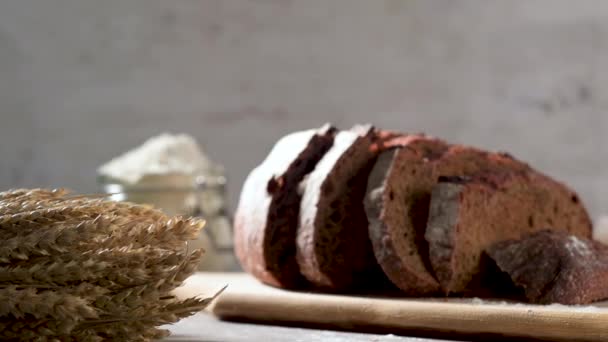 Yapımı Pancar Ekmeği Dilimleri Çıtır Buğday Çavdar Ekmeği Tahtada — Stok video