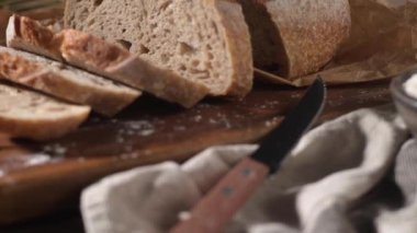 Ev yapımı buğday ve çavdar ekmeği dilimleri. Tahtada..