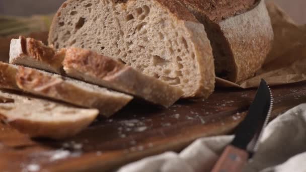 Plátky Domácího Pšeničného Žitného Chleba Dřevěné Desce — Stock video