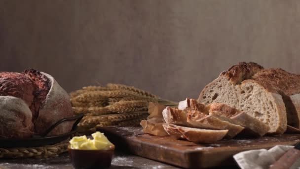 一片自制的小麦和黑麦面包 在木板上 — 图库视频影像