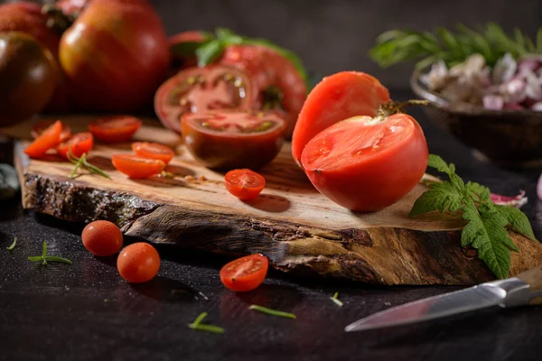 Große Auswahl Tomaten Auf Der Rustikalen Küchentheke Zubereitung Von Tomatensauce — Stockfoto