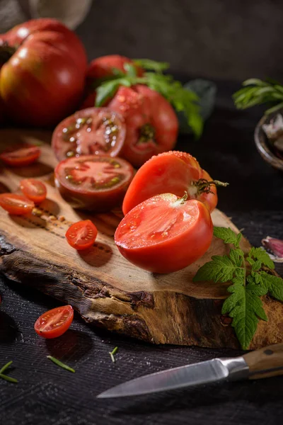 Große Auswahl Tomaten Auf Der Rustikalen Küchentheke Zubereitung Von Tomatensauce — Stockfoto