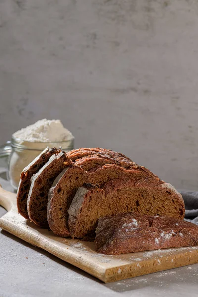 Hausgemachtes Rote Bete Brot Und Knuspriges Weizen Und Roggenbrot Auf — Stockfoto