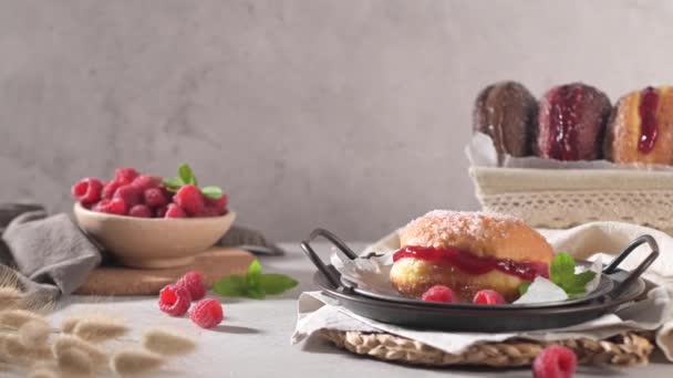 ベルリン ボール ベルリン ボール とも呼ばれる 砂糖とポルトガルの揚げ生地 甘いクリームでいっぱい — ストック動画