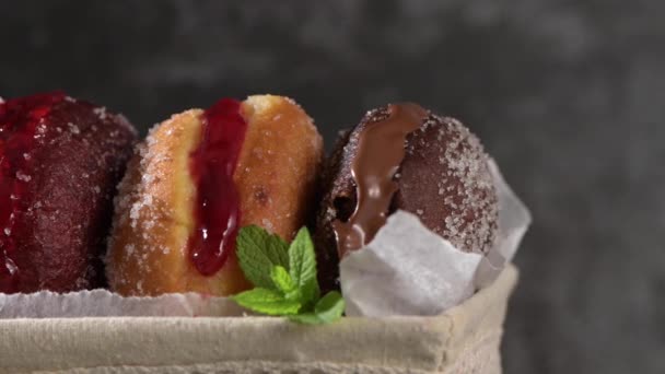 ベルリン ボール ベルリン ボール とも呼ばれる 砂糖とポルトガルの揚げ生地 甘いクリームでいっぱい — ストック動画