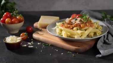 Vejetaryen mercimek Bolonez soslu makarna. Sağlıklı yeme kavramı.