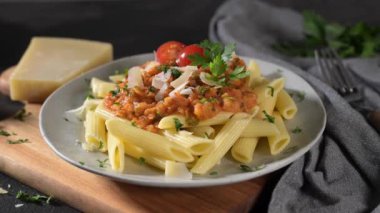 Vejetaryen mercimek Bolonez soslu makarna. Sağlıklı yeme kavramı.