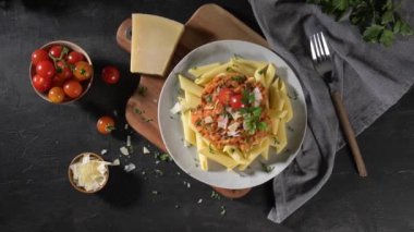 Vejetaryen mercimek Bolonez soslu makarna. Sağlıklı yeme kavramı.