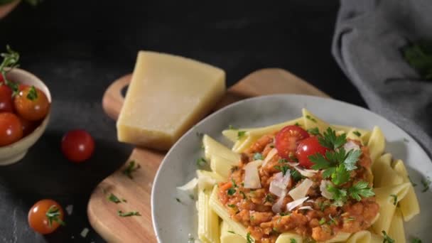 Vegetarisk Lins Bolognese Sås Penne Pasta Mörk Bakgrund Hälsosam Kost — Stockvideo