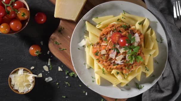 Lenticchia Vegetariana Salsa Bolognese Penne Pasta Fondo Scuro Alimentazione Sana — Video Stock