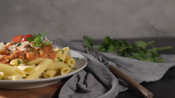 Vegetáriánus Lencse Bolognai Mártással Penne Tészta Sötét Alapon Egészséges Táplálkozás — Stock videók