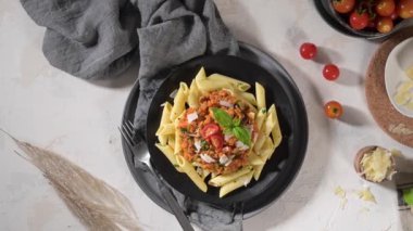 Vejetaryen mercimek Bolonez soslu makarna. Sağlıklı yeme kavramı.