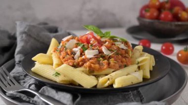 Vejetaryen mercimek Bolonez soslu makarna. Sağlıklı yeme kavramı.