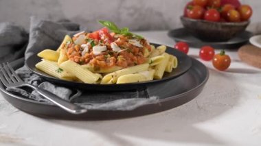 Vejetaryen mercimek Bolonez soslu makarna. Sağlıklı yeme kavramı.