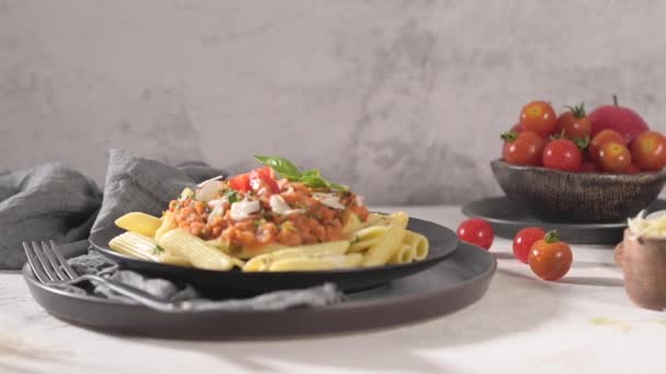 Vegetarische Linsen Bolognese Sauce Penne Pasta Auf Dunklem Hintergrund Konzept — Stockvideo