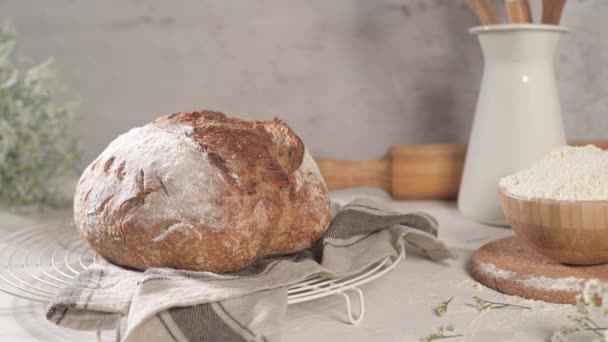 Mutfak Tezgahında Yapımı Çıtır Otlu Ekmek — Stok video
