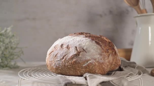 Домашні Хрусткі Трави Хліб Кухонній Стільниці — стокове відео