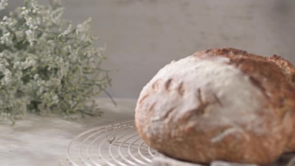 Pão Ervas Crocantes Caseiro Balcão Cozinha — Vídeo de Stock