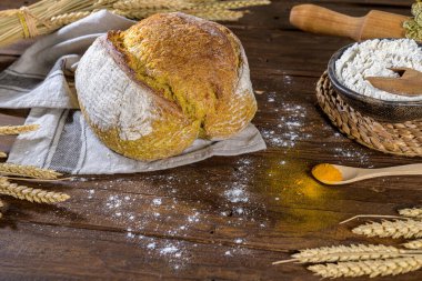 Mutfak tezgahında ev yapımı taze zerdeçal ekmeği..