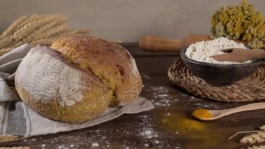 Mutfak tezgahında ev yapımı taze zerdeçal ekmeği..