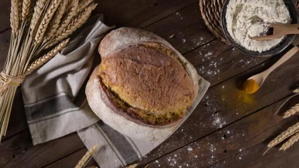 Hausgemachtes Knuspriges Kurkuma Brot Auf Der Arbeitsplatte Der Küche — Stockvideo