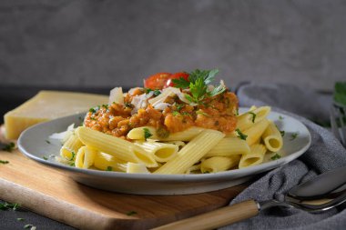 Vejetaryen mercimek Bolonez soslu makarna. Sağlıklı yeme kavramı.