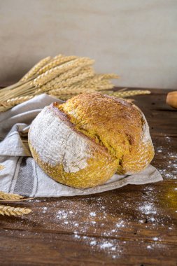 Mutfak tezgahında ev yapımı taze zerdeçal ekmeği..