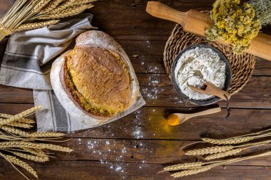 Mutfak tezgahında ev yapımı taze zerdeçal ekmeği..