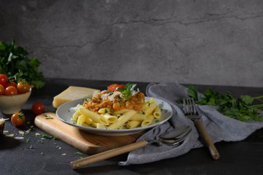 Vejetaryen mercimek Bolonez soslu makarna. Sağlıklı yeme kavramı.