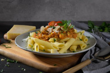 Vejetaryen mercimek Bolonez soslu makarna. Sağlıklı yeme kavramı.