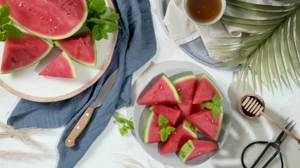 Färsk Mogen Skivad Vattenmelon Vit Bakgrund — Stockvideo