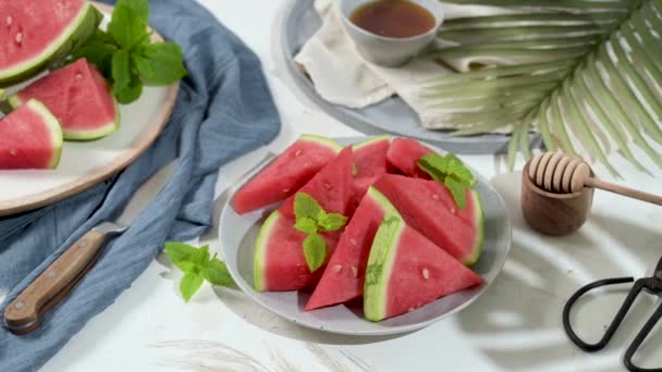 Verse Rijpe Gesneden Watermeloen Witte Achtergrond — Stockvideo