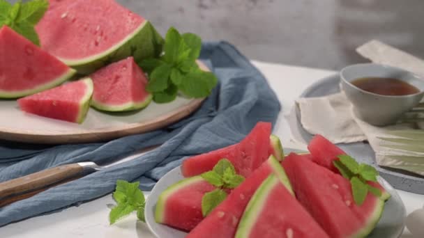 Färsk Mogen Skivad Vattenmelon Vit Bakgrund — Stockvideo