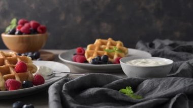 Tatlı ev yapımı Berry Belçika Waffle ile krem şanti.