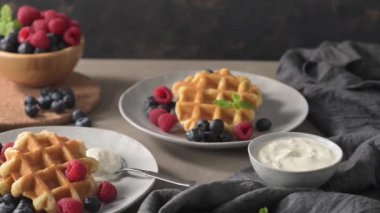 Tatlı ev yapımı Berry Belçika Waffle ile krem şanti.